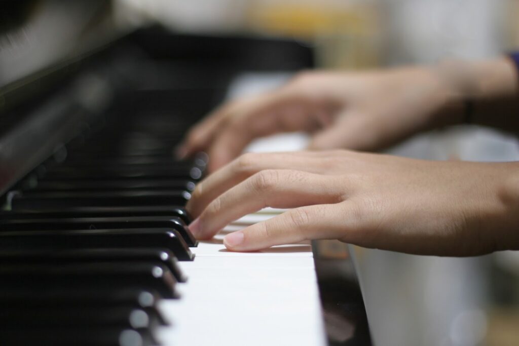 防音室でピアノを演奏する