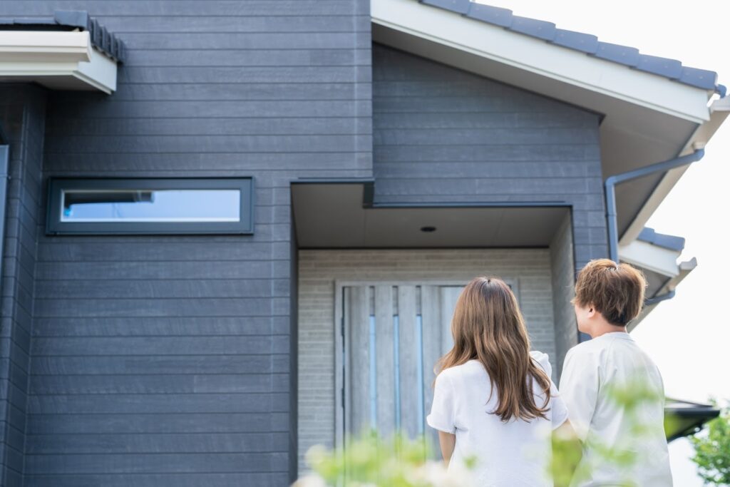 注文住宅を眺める夫婦