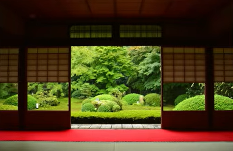 日本庭園が眺められる間口の広い昔ながらの家