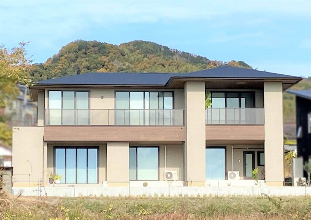 海の近くのバルコニーのある家