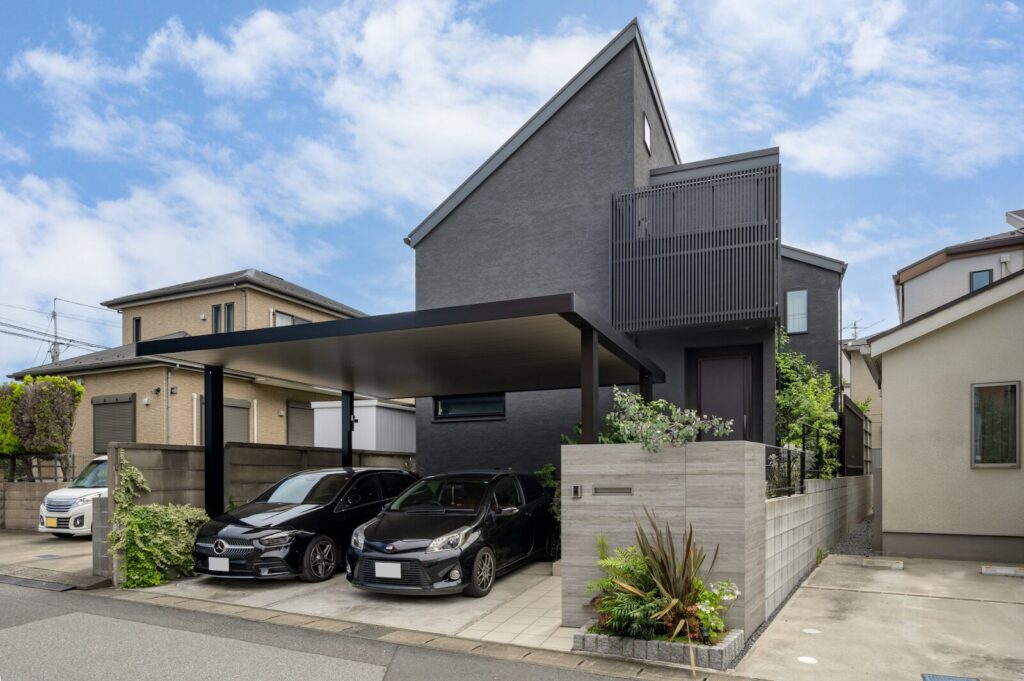 【40坪】白と黒の色遣いが美しい、中庭と吹抜けがある家