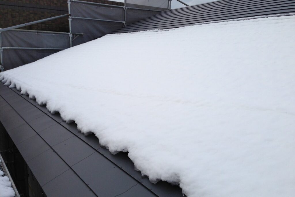 雪のかかった注文住宅