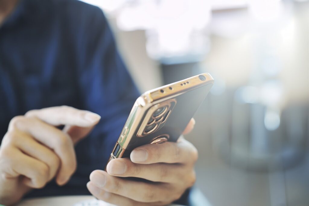 ハウスメーカーに断りの連絡を入れる男性