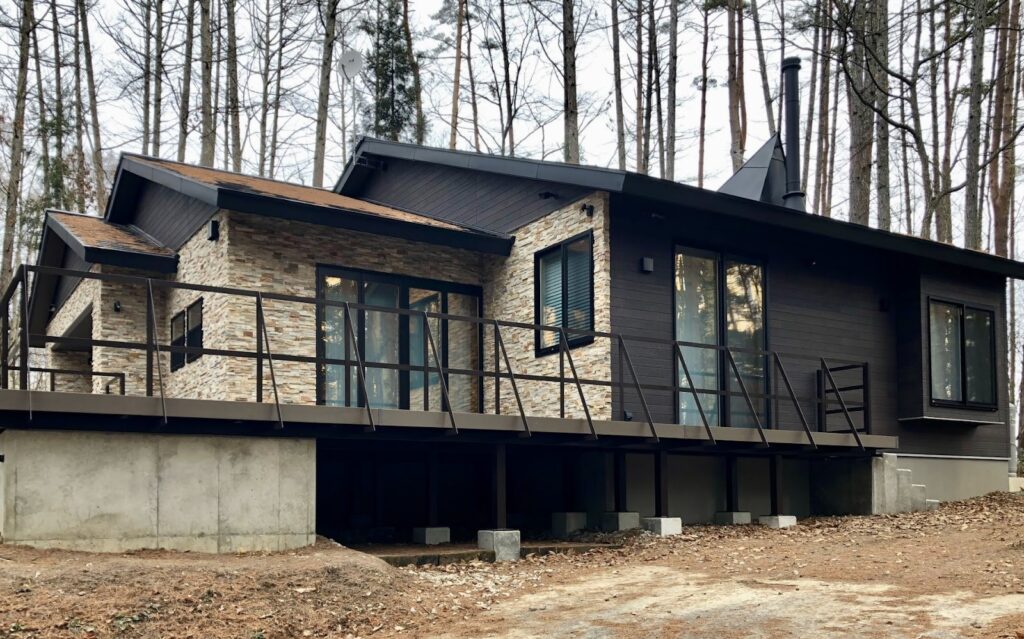 横から見た地下室のある平屋