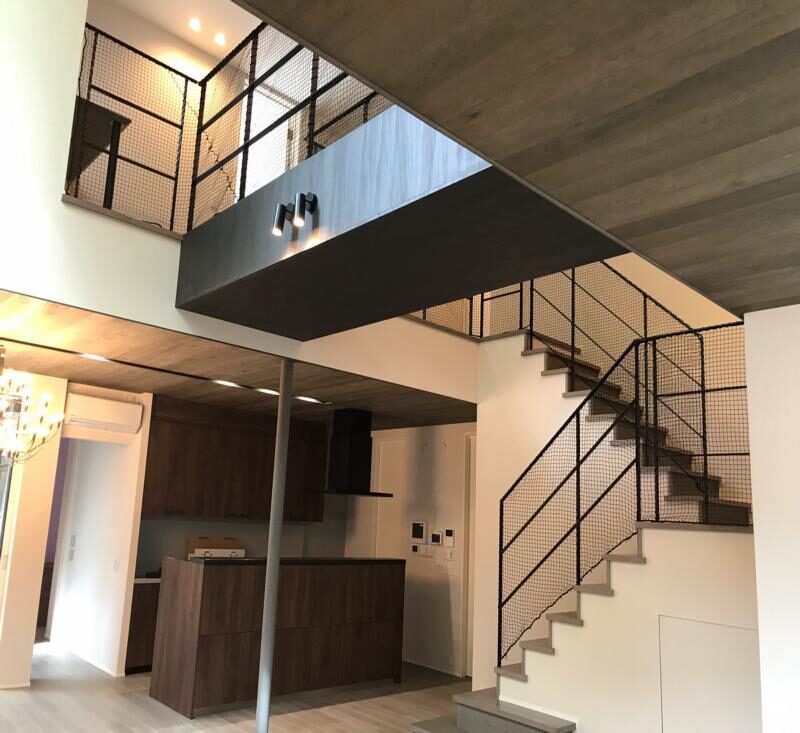 【90坪】大きな吹き抜けのあるモダンリビング1