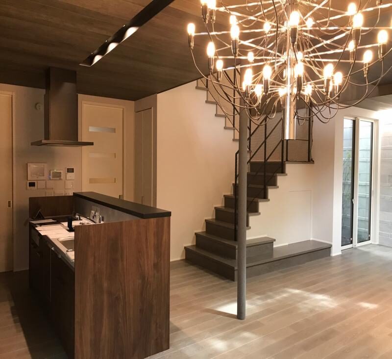 【90坪】大きな吹き抜けのあるモダンリビング2