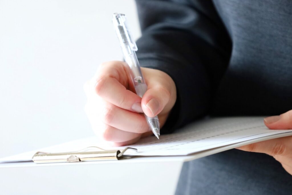 契約書を確認する人