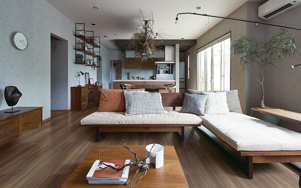 落ち着きのある、ダークなインテリア