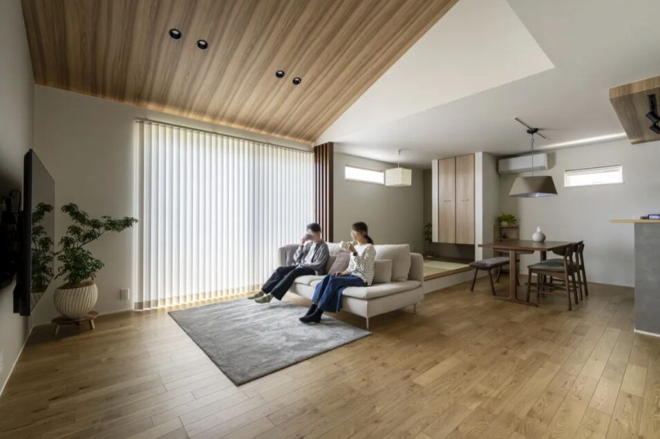 ダイナミックな勾配天井が家族を包み込む、和モダンテイストな平屋の住まい1