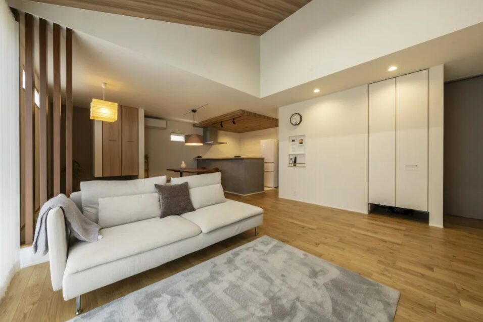 ダイナミックな勾配天井が家族を包み込む、和モダンテイストな平屋の住まい3