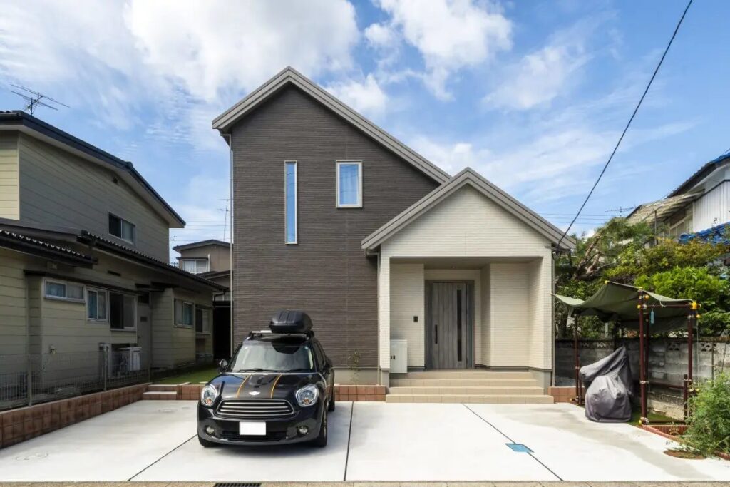 白と光が織りなす温かな住まい