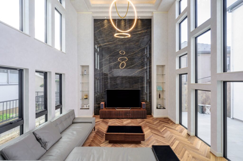 重厚な佇まいの中に、透明感のある光の空間が広がる住まい