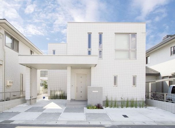 真っ白な外観の注文住宅