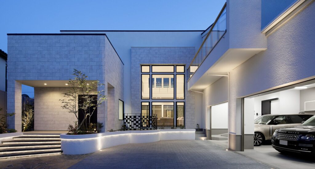 【60坪】重厚感のあるアプローチの先に広がる優美な佇まい。