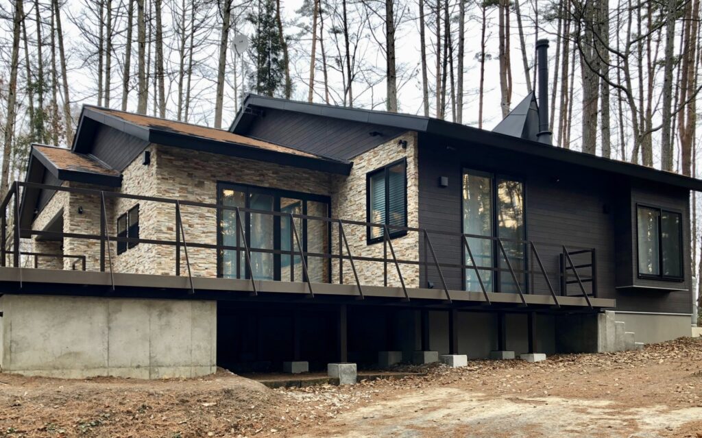 横から見た地下室のある注文住宅