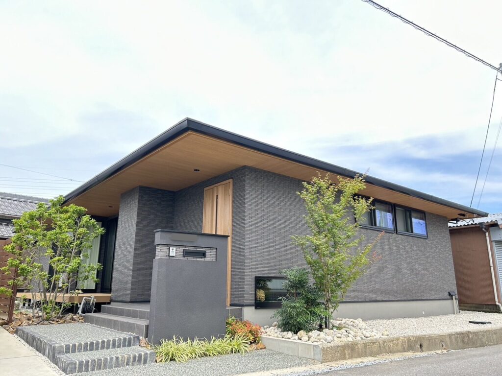 【33坪】タイルの平屋で深い軒があるデザイン重視な住まい1