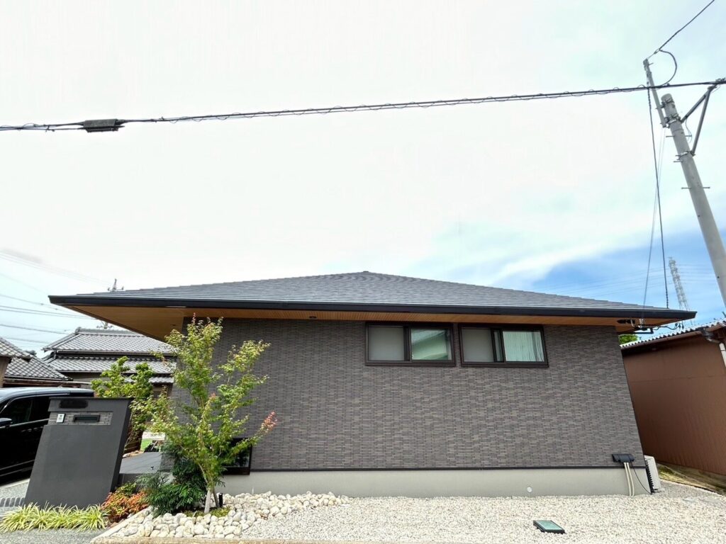 【33坪】タイルの平屋で深い軒があるデザイン重視な住まい3