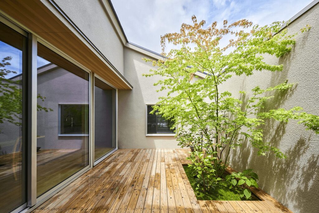 フラットな中庭が内と外をつなぐ平屋1