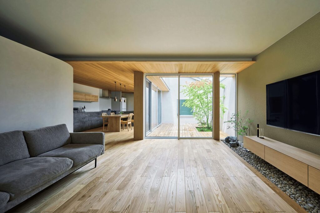 フラットな中庭が内と外をつなぐ平屋2