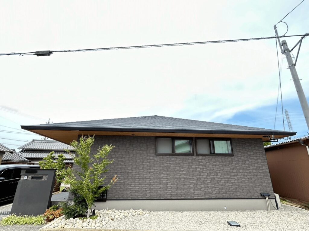 【33坪】タイルの平屋で深い軒があるデザイン重視な住まい1