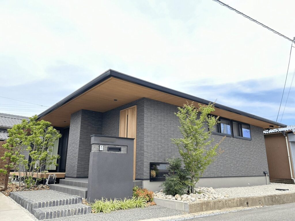 【33坪】タイルの平屋で深い軒があるデザイン重視な住まい2