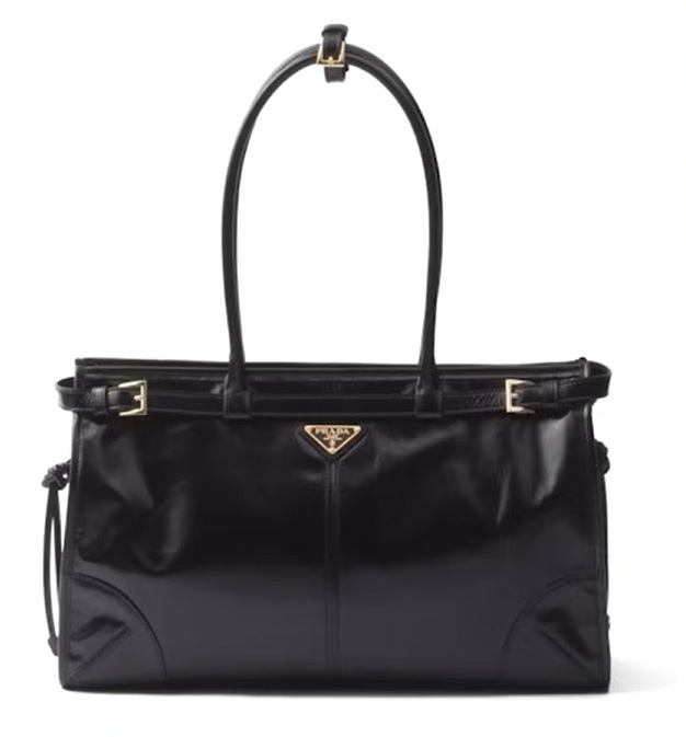 PRADAの最新の黒いバッグ