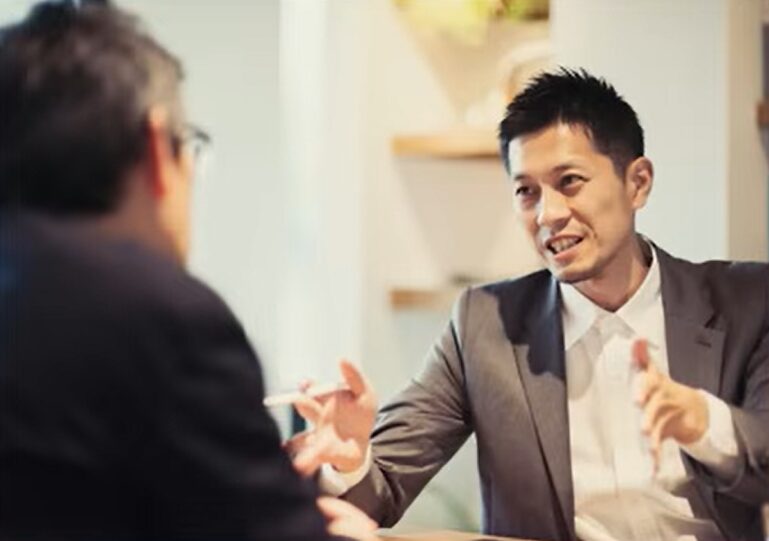 他社の批判をする営業マン