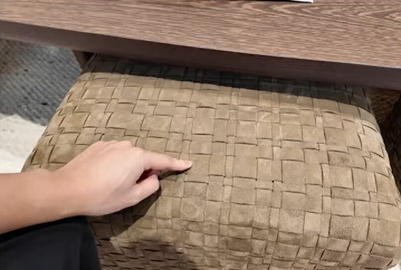 ボッテガで使われているような編み込まれた革がオットマンに