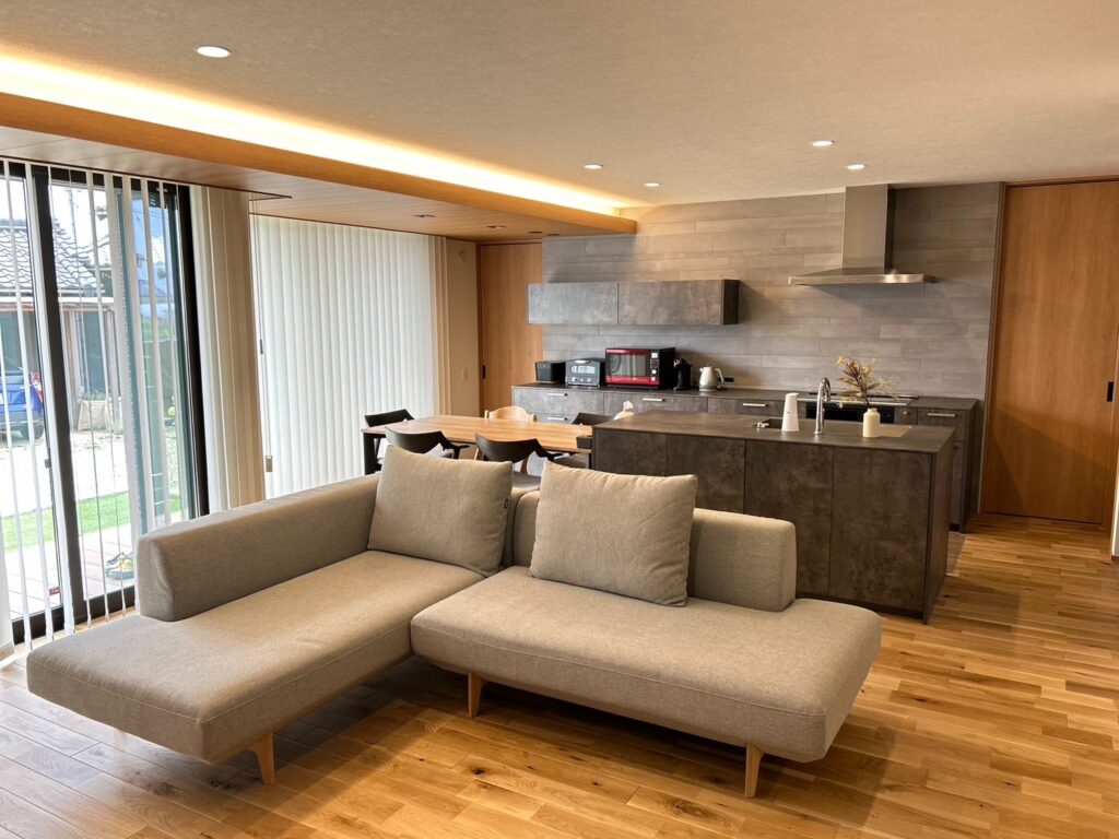 【33坪】タイルの平屋で深い軒があるデザイン重視な住まい