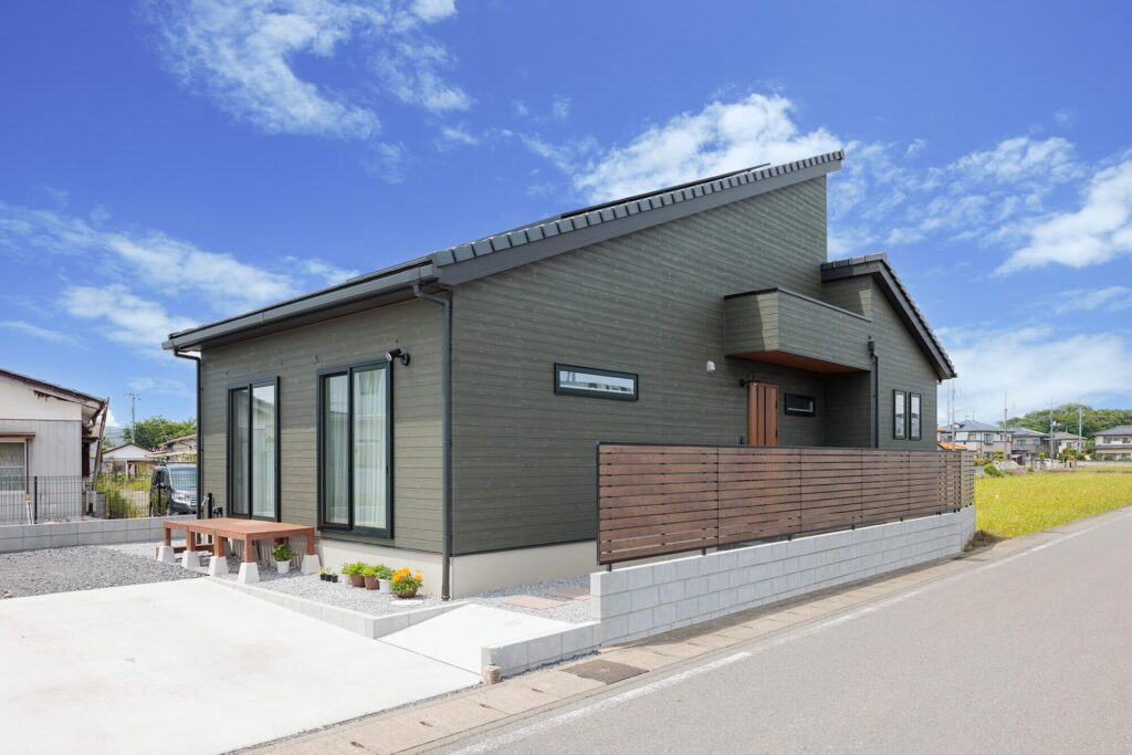 回遊動線でワンフロアの暮らし心地をアップ。広く明るく開放的な平屋の住まい。1