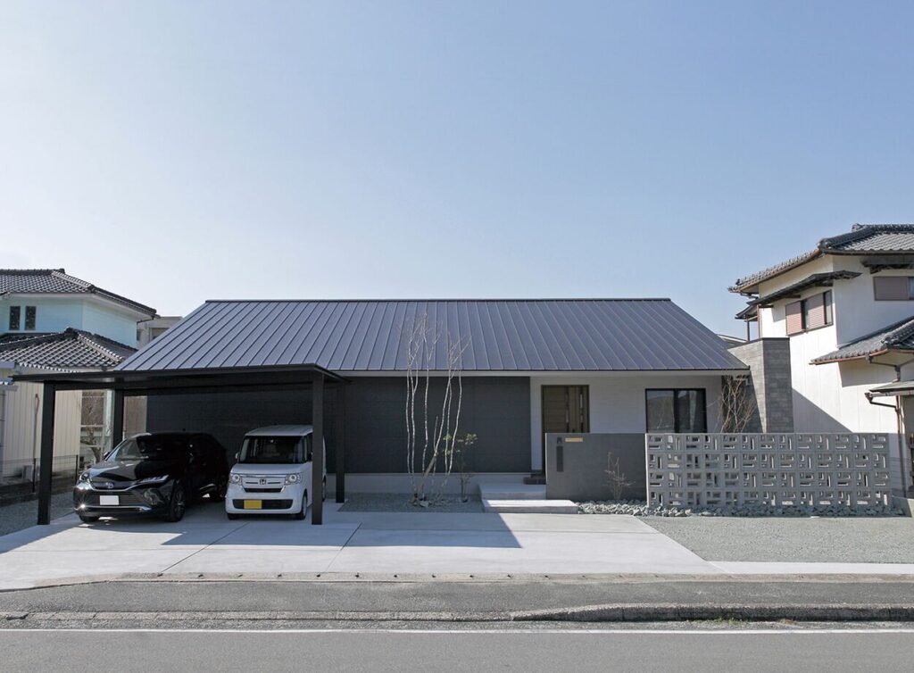 中庭を回遊しながら暮らす平屋の二世帯住宅1