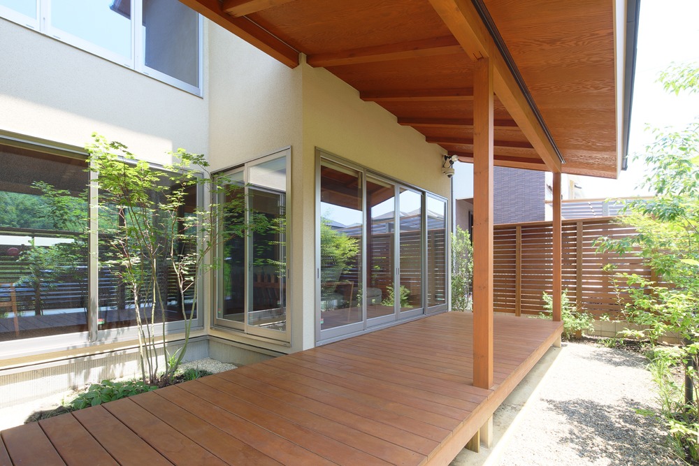 木漏れ日の中に家族が集い笑顔が広がる住まい