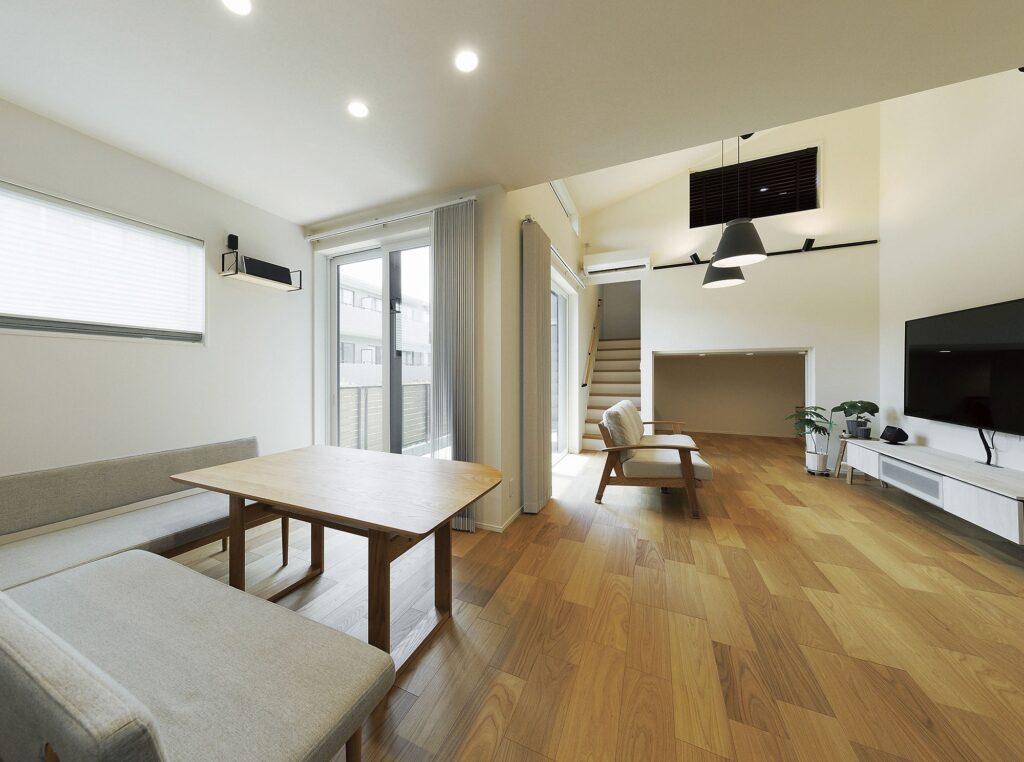 心地よい時間が続く、家族がつながる平屋風1.5階建て