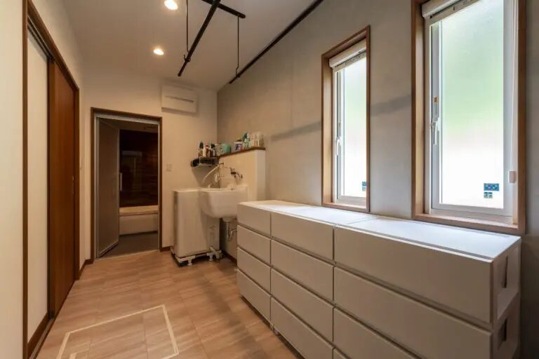くつろぎを意識した大屋根の邸宅4