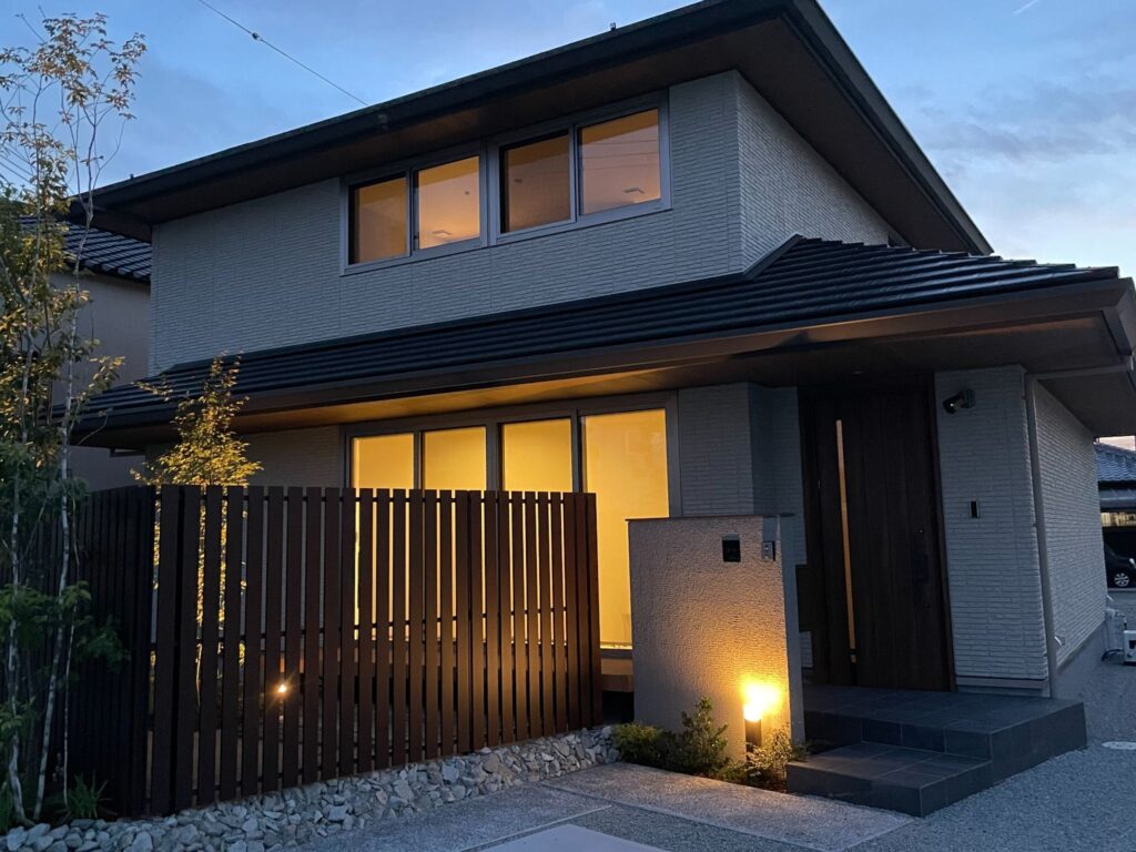 【146坪】和モダンの2階建で深い軒がある開放的な住まい