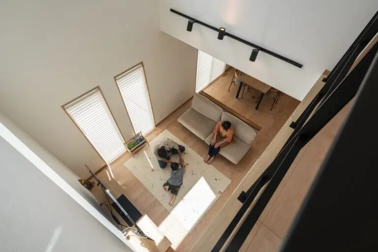 吹き抜けで家族のつながりを感じる住まい1