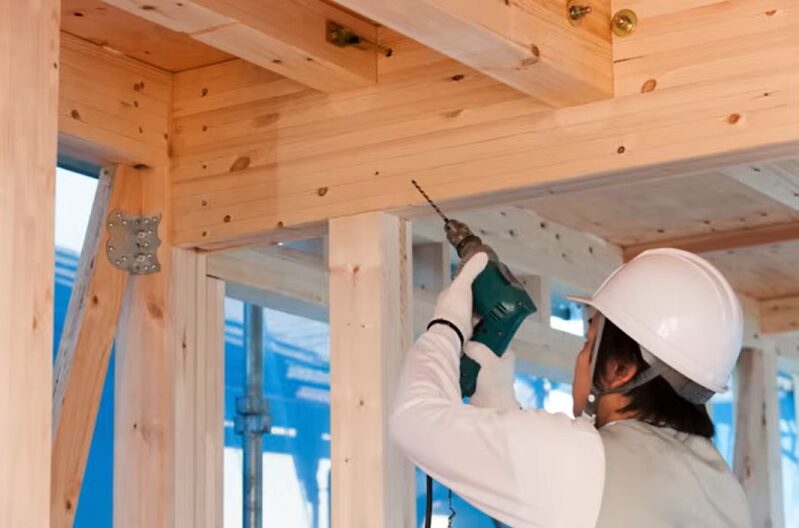 大工さんが家を建てている