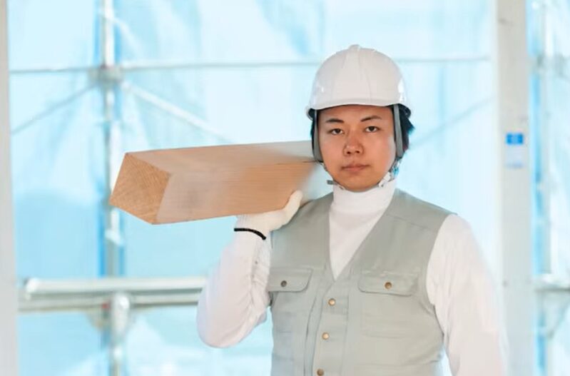 木材を持った大工