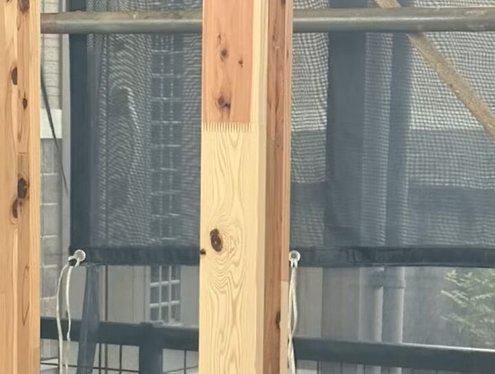 ツギハギだらけの木を使って家を建てている