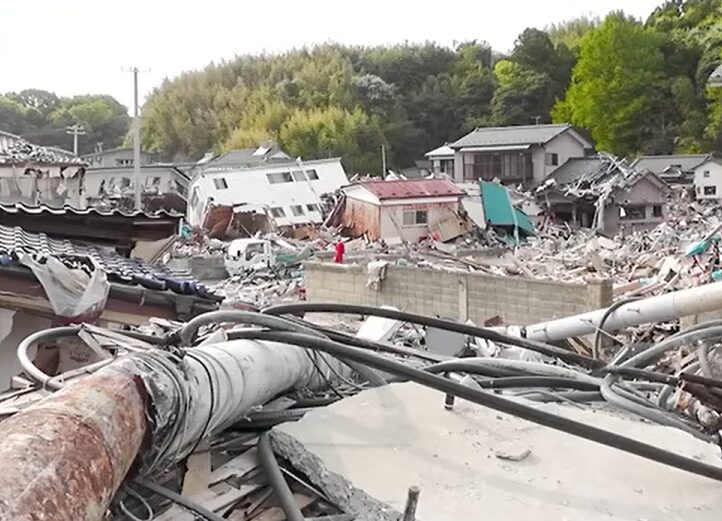 地震によって倒壊した家が多く並ぶ住宅密集地