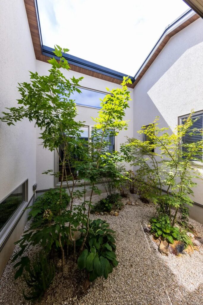 中庭の緑と木の質感が映える平屋の住まい。 回遊廊下が生活動線を優雅につなぐ特別な邸宅。4