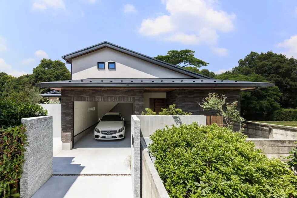 中庭の緑と木の質感が映える平屋の住まい。 回遊廊下が生活動線を優雅につなぐ特別な邸宅。1