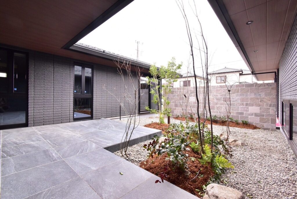 【62坪】ダインコンクリートの平屋で深い軒があるプライベート重視な住まい1