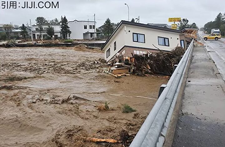 土砂に流される家