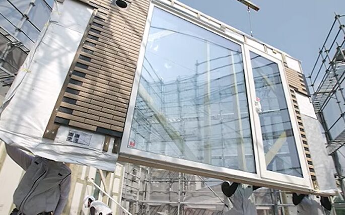 サッシを工場で壁に取り付けてから現場に運ぶ