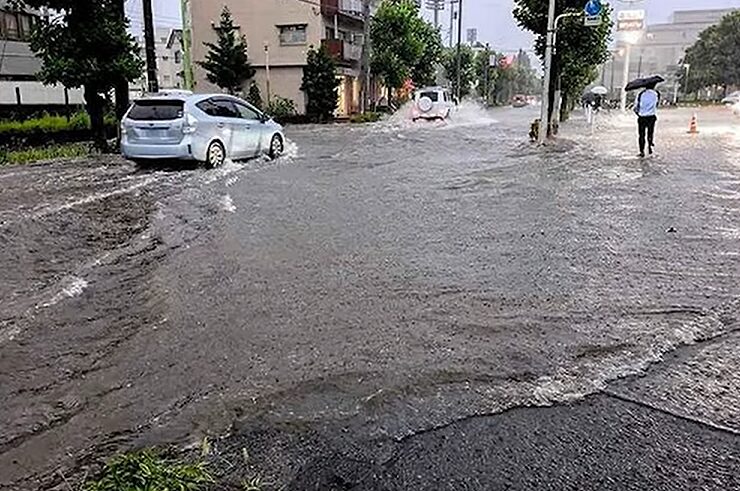 内水氾濫した道路