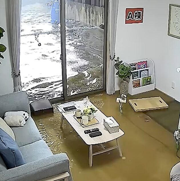 家の中まで水が入ってきている様子