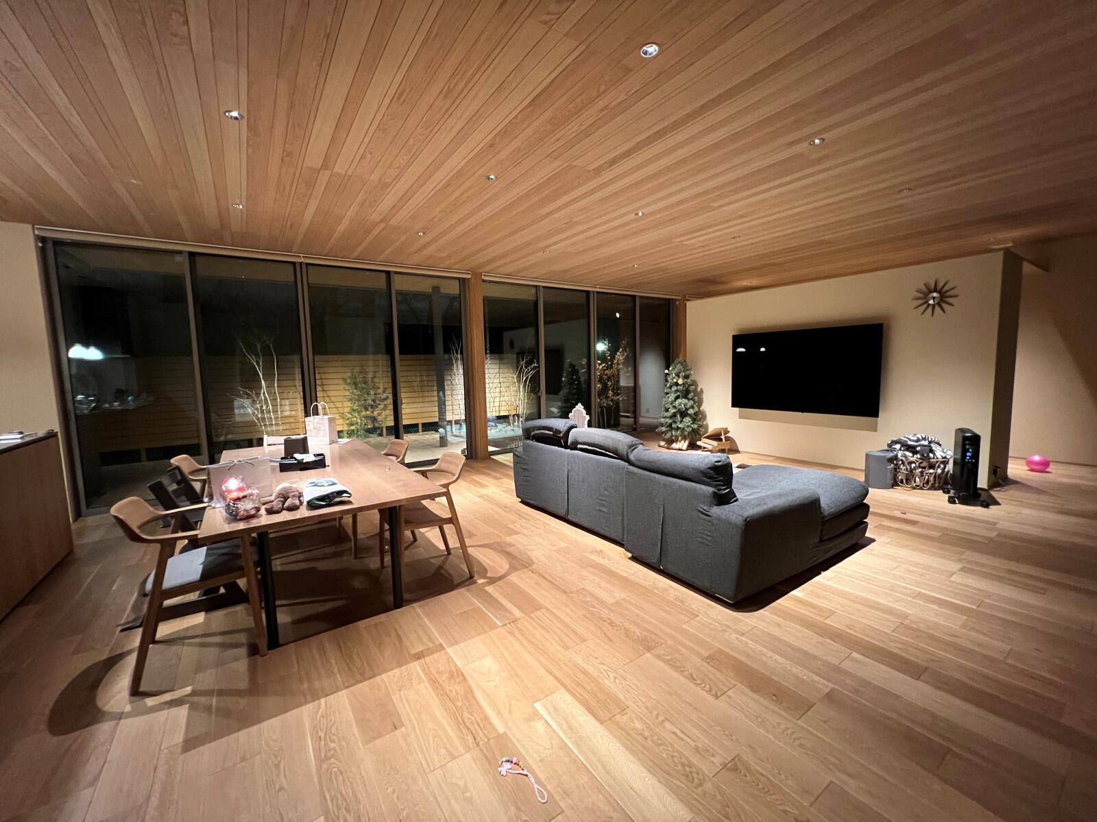 【73坪】連続大開口サッシが外とつながる。～桜を臨む～