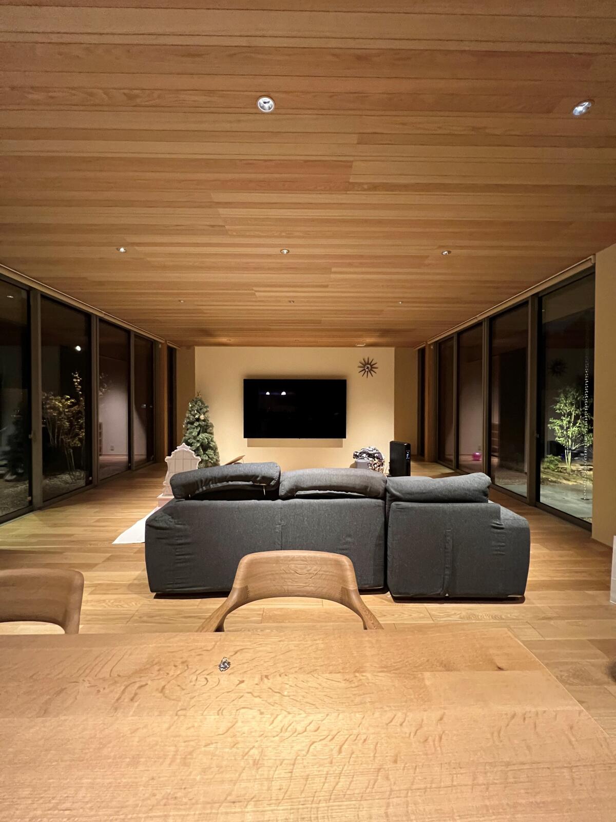 【73坪】連続大開口サッシが外とつながる。～桜を臨む～