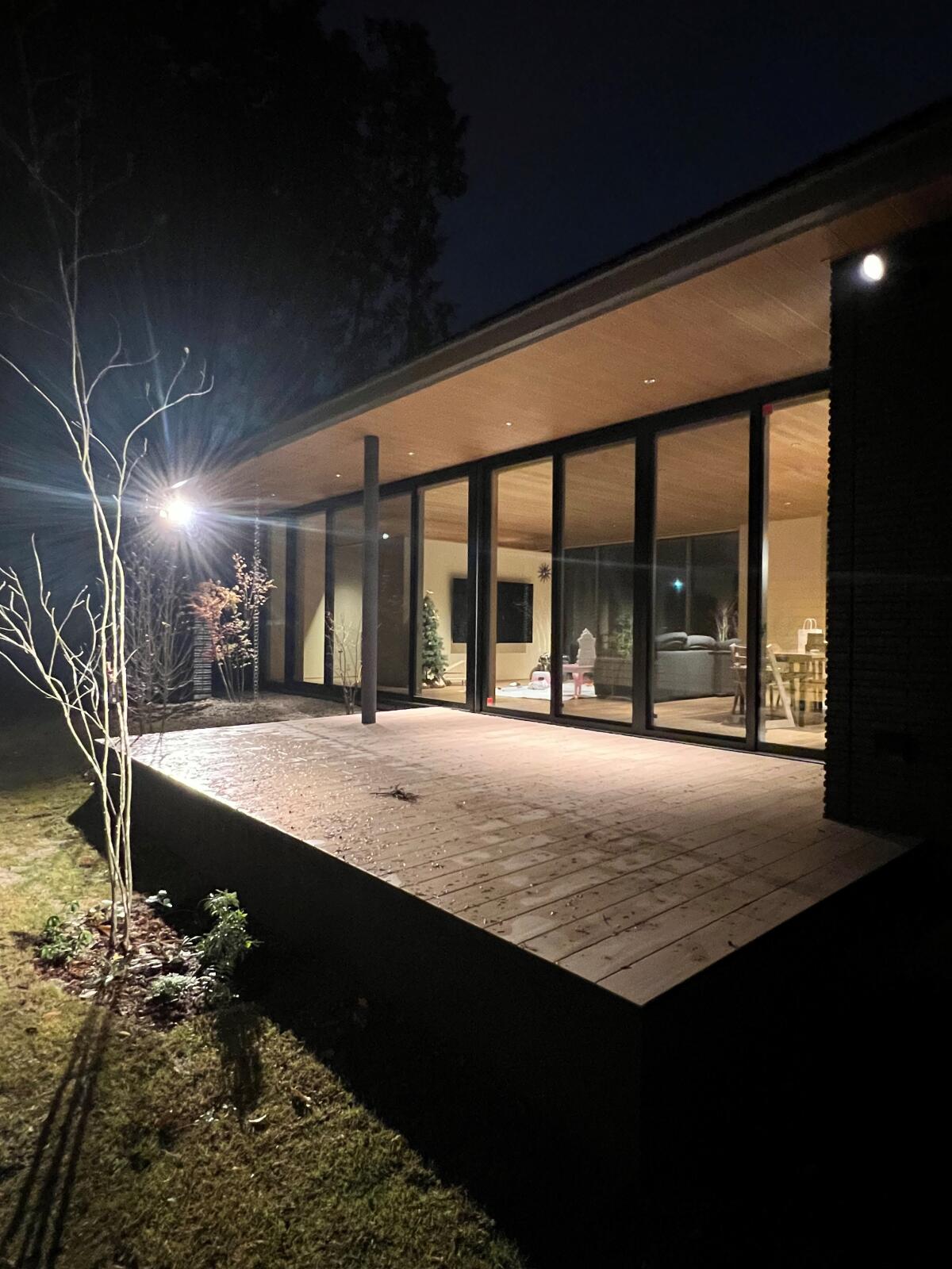 【73坪】連続大開口サッシが外とつながる。～桜を臨む～